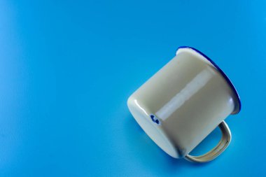 Efsanevi mavi arka planda teneke bardak