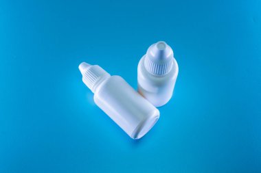 Mavi arka planda beyaz damlalar