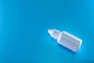 Mavi arka planda beyaz damlalar