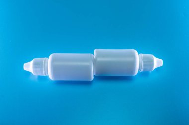 Mavi arka planda beyaz damlalar