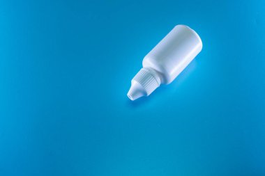 Mavi arka planda beyaz damlalar