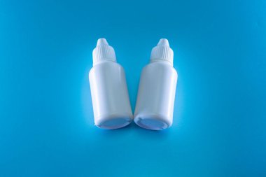 Mavi arka planda beyaz damlalar