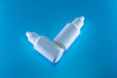 Mavi arka planda beyaz damlalar