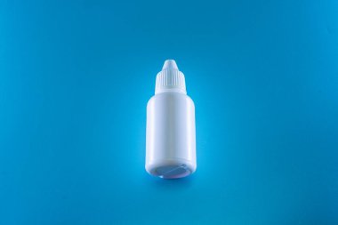 Mavi arka planda beyaz damlalar