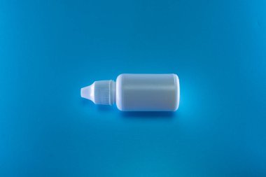 Mavi arka planda beyaz damlalar