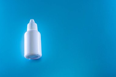 Mavi arka planda beyaz damlalar