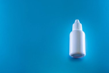 Mavi arka planda beyaz damlalar