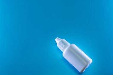 Mavi arka planda beyaz damlalar