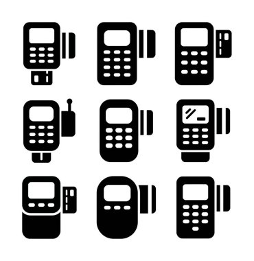 Beyaz arka planda çeşitli POS terminallerini, kredi kartı okuyucularını ve ödeme makinelerini temsil eden dokuz farklı siyah sembol koleksiyonu..