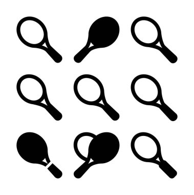 İzole edilmiş siyah tenis raketi çizimleri. Katı ve özet şekiller gibi çeşitli basit tasarımları içerir. Spor, spor ve eğlence temalı grafik projeleri için ideal.