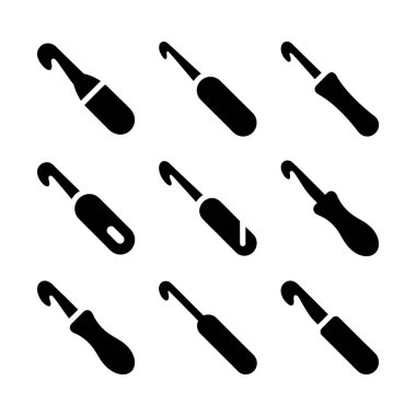 Katı siyah kabartma şeklinde dokuz farklı kanca ikonundan oluşan bir koleksiyon. Bu vektör sembolleri, beyaz bir arkaplanda izole edilmiş el yapımı, örgü ve dikiş araçlarını temsil eder..