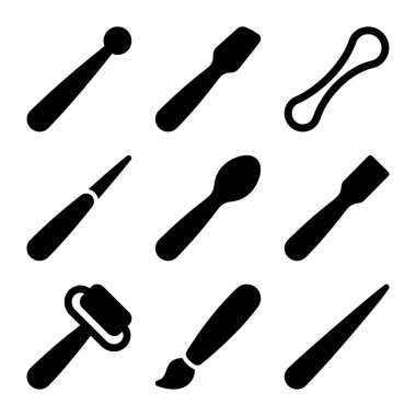 Sanat, zanaat, çömlek ve kil heykelciliği için çeşitli araçları temsil eden dokuz siyah vektör ikonundan oluşan bir koleksiyon. Beyaz zemin üzerinde spatula, silindir, fırça ve modelleme araçlarını içerir.