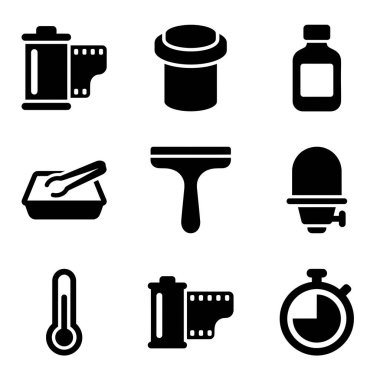 Geleneksel karanlık oda fotoğrafçılığının araçlarını ve sürecini gösteren simge seti, film kutusu, depo, güvenlik ışığı, termometre ve diğer malzemelerin geliştirilmesi.