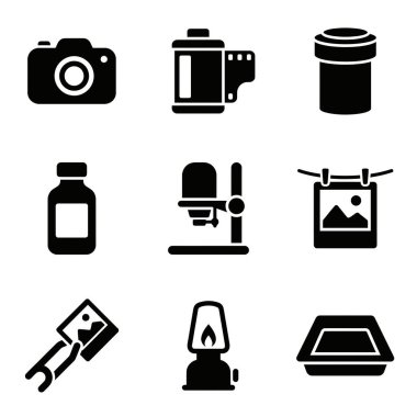 Geleneksel film fotoğrafçılığı ekipmanları ve kamera, film, büyütme ve kimyasal gibi karanlık oda işleme araçlarını tasvir eden dokuz siyah ve beyaz vektör ikonundan oluşan bir koleksiyon..