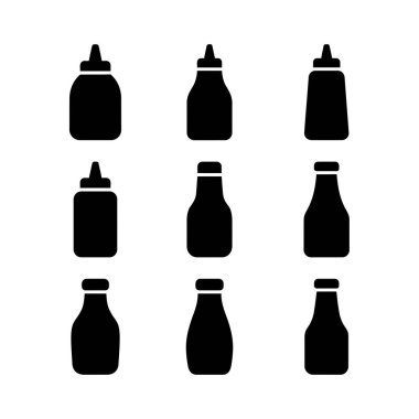 Çeşitli sos ve sos şişelerini temsil eden dokuz farklı siyah siluet ikonundan oluşan bir koleksiyon. Grafik tasarımı için beyaz arkaplanda izole edilmiş basit vektör şekilleri.