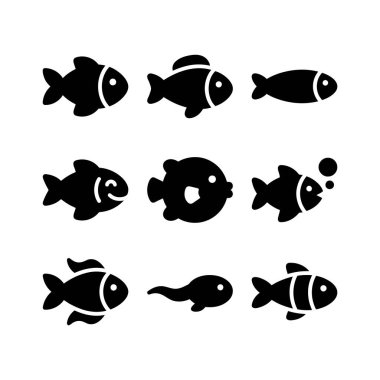 Minimalist siyah kabartma tarzında çeşitli balık ve su hayvan simgelerinden oluşan bir koleksiyon. Beyaz arka planda izole edilmiş iribaş ve baloncuk üfleyen bir balık gibi farklı şekiller içerir..