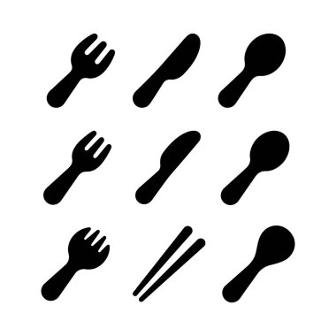 Çatallar, bıçaklar, kaşıklar ve yemek çubukları da dahil olmak üzere çeşitli yeme aletlerini temsil eden siyah siluet simgelerinden oluşan bir koleksiyon, beyaz bir arka planda izole edilmiş. Restoran menüleri ya da yemek tasarımları için mükemmel..
