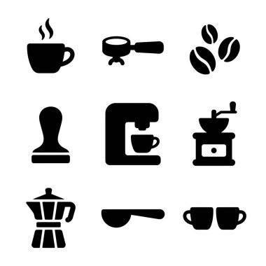 Kahve hazırlamak için dokuz basit siyah kabartma simge koleksiyonu. Kahve makinesi, öğütücü, moka demliği, fasulye ve fincanları içerir. Kafe veya içecek temaları için beyaz bir zemin üzerinde izole edilmiş..