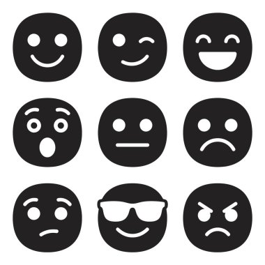 Dokuz basit siyah beyaz emoji simgesinden oluşan bir koleksiyon. Set mutlu, üzgün, kızgın, havalı ve şaşırmış yüzleri içeriyor. Beyaz arkaplanda izole vektör çizimi.