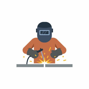 Koruyucu kask ve eldiven takan profesyonel bir kaynakçının iki metal plakayı kaynaştırmak için kaynak meşalesi kullanması parlak kıvılcımlar yaratıyor..