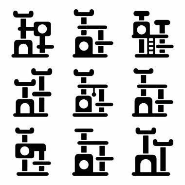 Dokuz farklı kedi ağacı ve kazıma ikonu seti. Vektör grafikleri kedilerin oynaması ve dinlenmesi için evcil hayvan mobilyalarının çeşitli tasarımlarını gösteren basit siyah siluetlerdir..