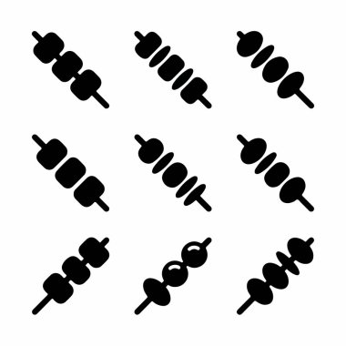 Çeşitli yemek şişlerini, kebapları ve şiş kebapları temsil eden dokuz tane simge. Beyaz arkaplanda izole edilmiş, menüler ya da barbekü tasarımları için mükemmel..