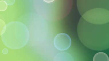 Yumuşak ve rahatlatıcı bir arka plan. Odaklanamayan yeşil dairesel bokeh ışıkları pürüzsüz bir gradyan arkaplan boyunca sürükleniyor. Rahatlama ya da doğa temaları için ideal.