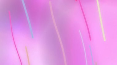 Yumuşak, bulanık pembe ve mor gradyan arkaplan üzerinde çapraz hareket eden renkli ince çizgilerin döngüsel bir animasyonu. Modern sunumlar veya web siteleri için ideal.