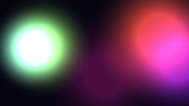 Dinamik ve enerjik soyut ışık sızıntıları ve mercek patlamaları karanlık arka planda büyüleyici bir bokeh etkisi yaratır..