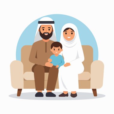 Arap ailesi parlak bir oturma odasındaki kanepede birlikte oturur.