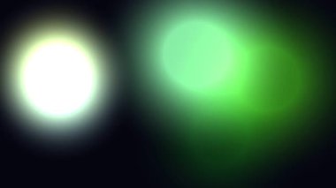 Farklı renklerde parlayan kürelerin karanlık bir uzayda geçiş videosu