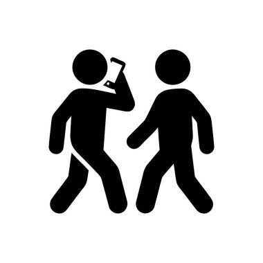 İnsanlar yan yana yürürken cep telefonu kullanarak sohbet ediyorlar.