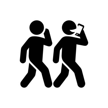 Biri akıllı telefondan iletişim kurarken diğeri dikkatlice bir konuşmayı dinlerken insanlar birlikte yürüyorlar.