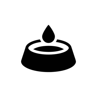 Su damlası, saflığı ve temizliği sembolize eden sığ bir havuza nazikçe düşer.