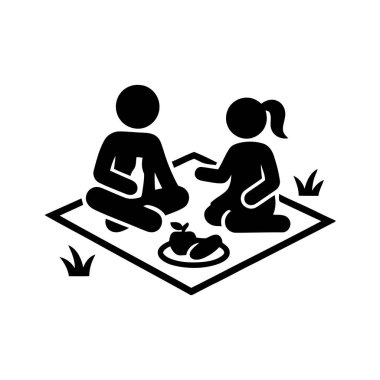 Açık havada yemeğin tadını çıkaran piknik çifti, basit bir siluet simgesi olarak sunulan parkta bir battaniyenin üzerinde meyve yiyor.