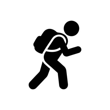 Sırt çantası taşıyan bir yürüyüşçü açık havada yürür ya da koşar.