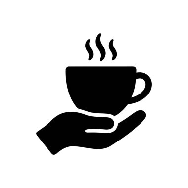 Ellerinde sıcak bir bardak buharlı içecek var. Mükemmel hizmeti ve düşünceli misafirperverliği simgeliyor.