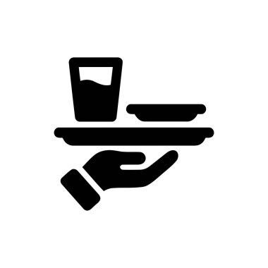 Servis elemanı, yiyecek ve içecek teslimatını temsil eden bir bardak sıvı ve küçük tabak içeren bir tepsi sunar.