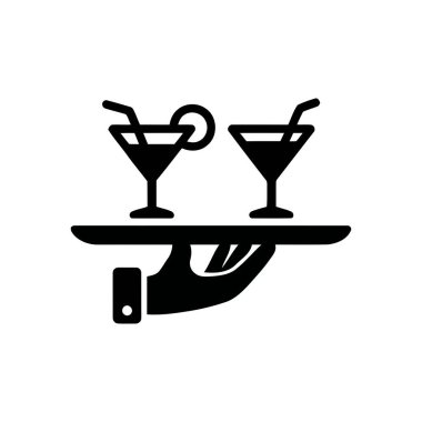 Parti kutlaması için hazır bir el tarafından tepside sunulan kokteyl bardaklarını iç.