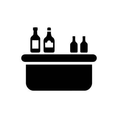 Alkollü içecekler ve içecekler için en az siyah ve basit şekilde çeşitli şişelerle tezgah.