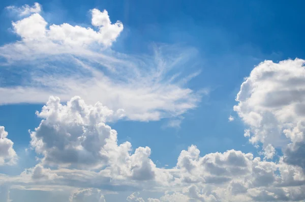 Temiz hava ile mavi gökyüzü