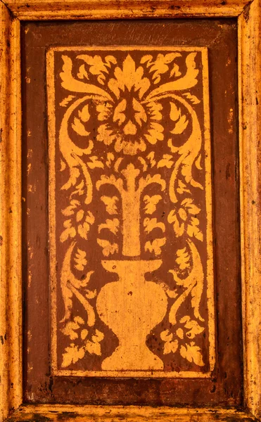  çiçek ve geleneksel Tay tarzı resim vazoya