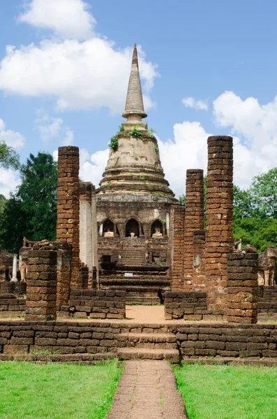 Ruin kyrkan och stupa — Stockfoto