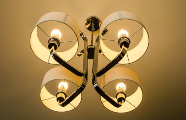 Tavanda asılı avize