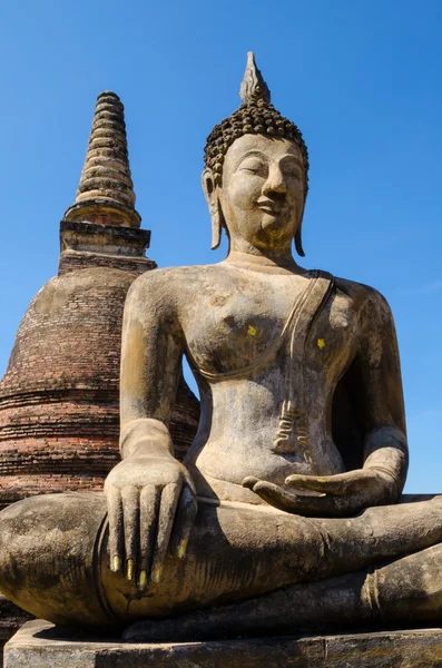 Gamla Buddhastatyn och stupa — Stockfoto