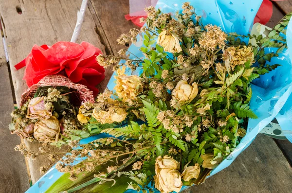 Bir buket kurumuş gül.