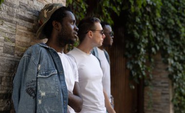 Beyaz tişörtlü çok ırklı mutlu arkadaşlar.