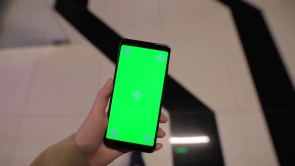 POV, kobieta trzyma zielony ekran smartfona w centrum handlowym — Wideo stockowe