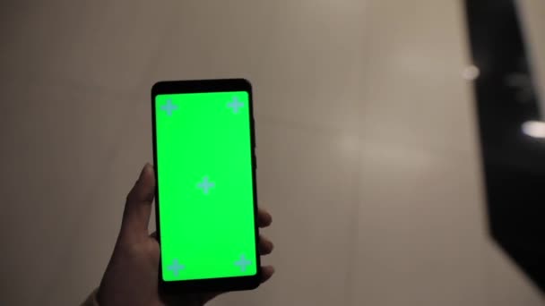 POV, kobieta trzyma zielony ekran smartfona w centrum handlowym — Wideo stockowe