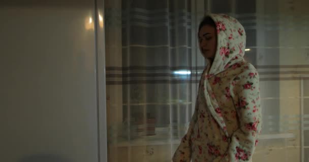 若い女性は夜冷蔵庫を開けて食べ物を取る — ストック動画